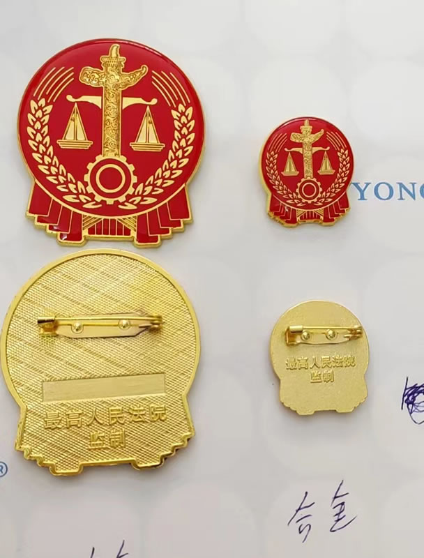 法院胸徽