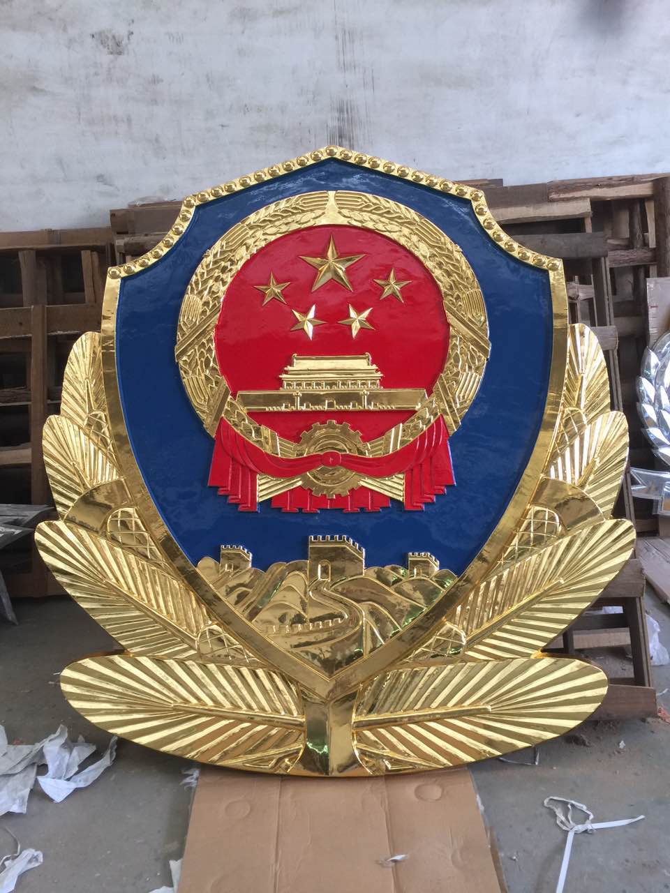 1.5米贴金警徽制作